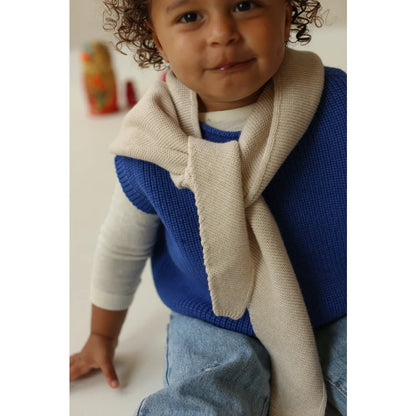 Kindermode: Blaues Strickweste, weißes Hemd, Jeans, beiger Schal für Josephina