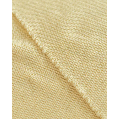 Helles gelbes gestricktes Stoffstück mit sichtbarem Naht beim Triangle Schal Josephina