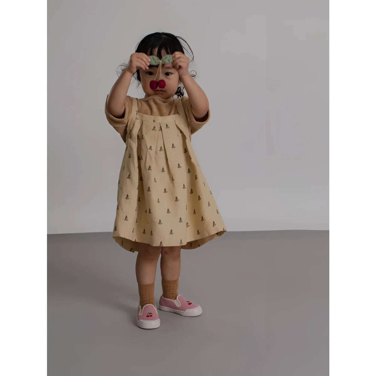 Tribe Skirt Lavender Bloom: Kind in Beige-Kleid mit Baum-Muster und Kirschenschuhen