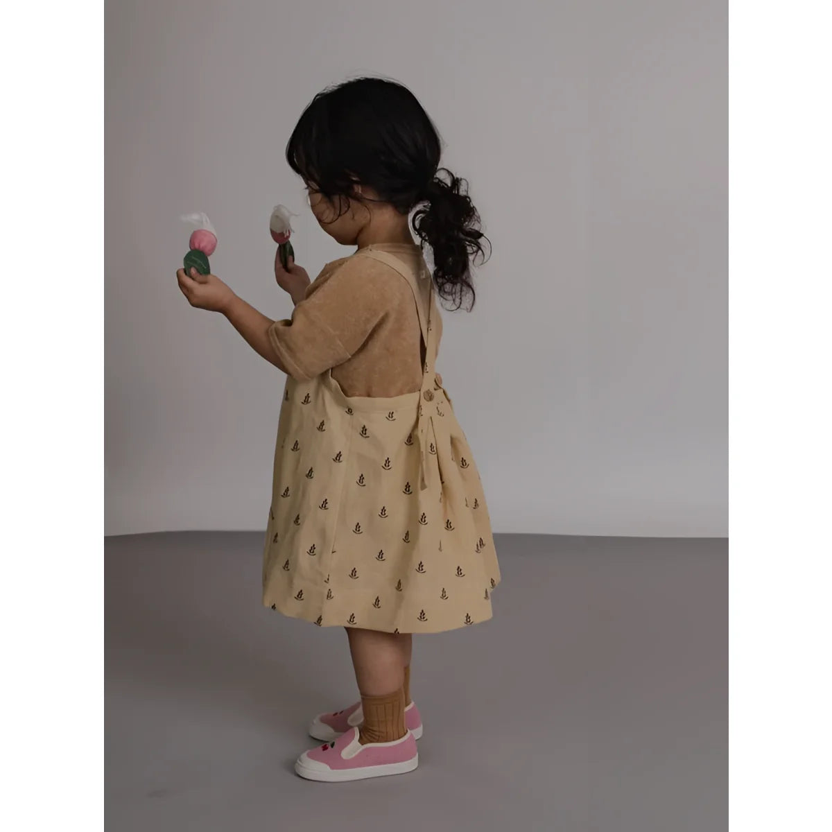 Kind mit Tribe Rock | Lavender Bloom in Beige-Vorkleidkleid mit braunen Vogelprints