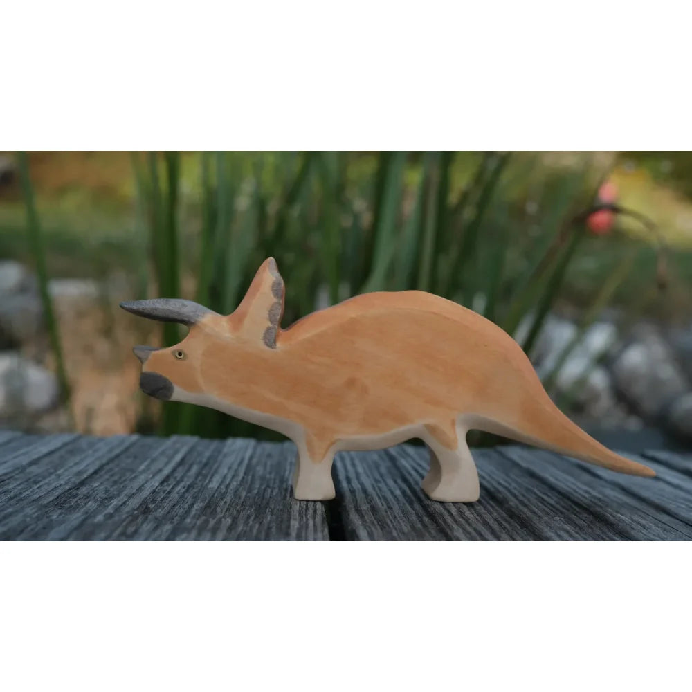 Holzspielzeug Triceratops in Beige mit hellen Beinen und dunklen Hörnern