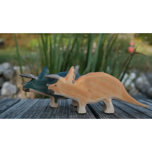 Zwei Holzspielzeug-Triceratops, ein türkisfarbener und ein orangefarbener, im Produkt Triceratops | beige