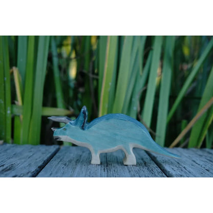 Heller blauer und dunkelblauer Spielzeug-Triceratops Dinosaurier auf Produktseite Triceratops türkis