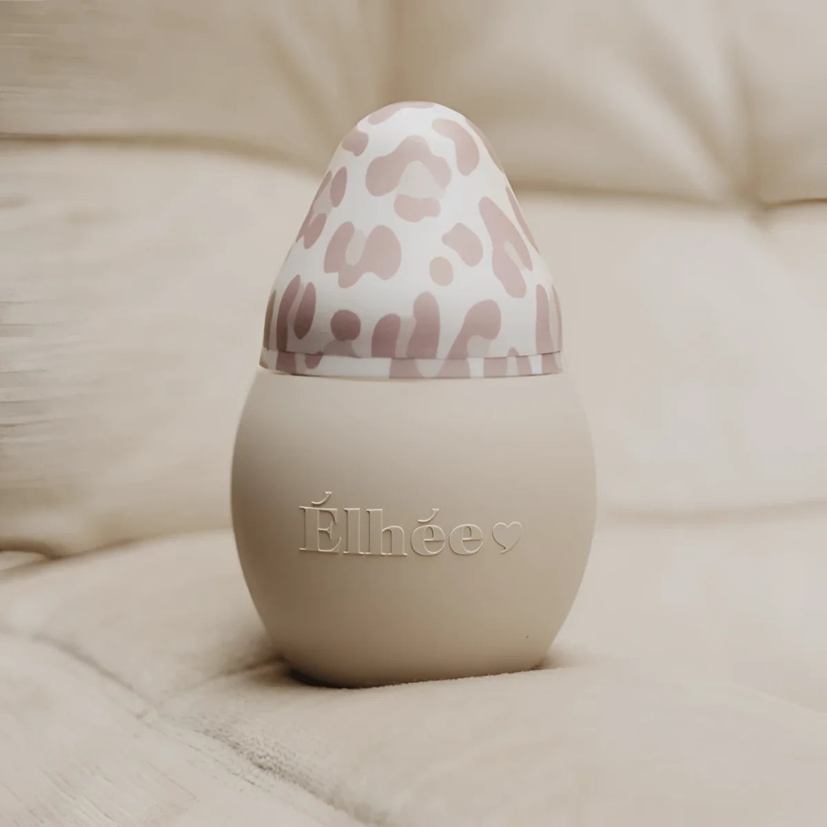 Éllnée Lipbalm Beige Eiförmig Leopardendeckel bei Trinkflasche Coconut Graouu Pink