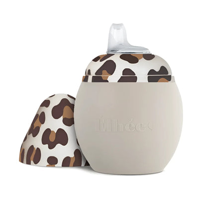 Beige silikon sippy cup mit leopard print deckel und klarem kunststoffschnabel marke mooe trinklernflasche coconut graouu sand 240 ml