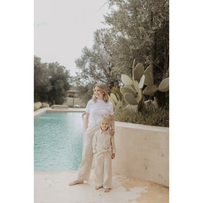 Frau und Kind barfuß am Pool in passenden Leinen-Optik Beige Streifen Hosen