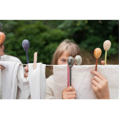 Holzmaracas in Pastelltönen mit Schnitzereien für Twin-souls Puppets