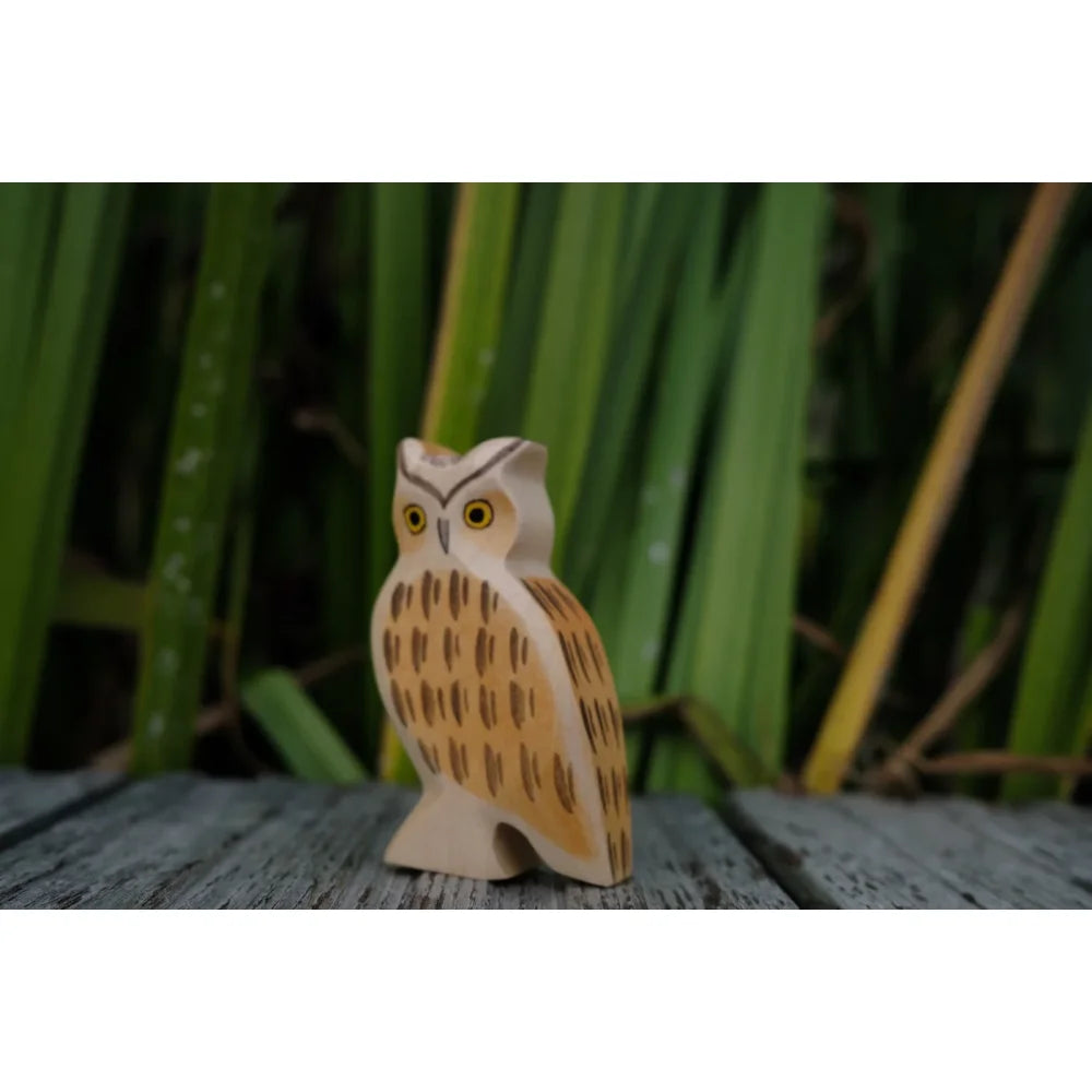 Helle Holz Eulenfigur mit braunen bemalten Markierungen für das Produkt Uhu