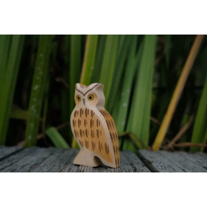 Helle Holz Eulenfigur mit braunen bemalten Markierungen für das Produkt Uhu