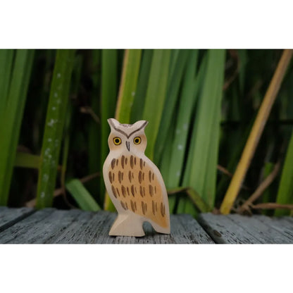 Holz-Eulenfigurine mit hellbrauner, weißer Färbung und gelben Augen, Produkt Uhu