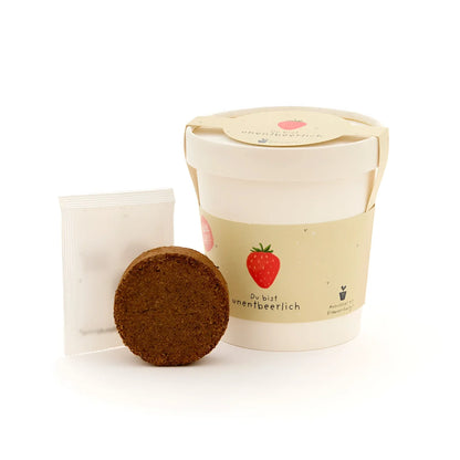 Creamfarbener zylinderbecher du bist unentbehrlich mit erdbeerillustration und braunem samenstarter für ökologische baby- & kinderprodukte