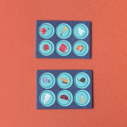 Zwei dunkle blaue Spielkarten mit farbigen Icons für Unicorn Tiny Puzzle