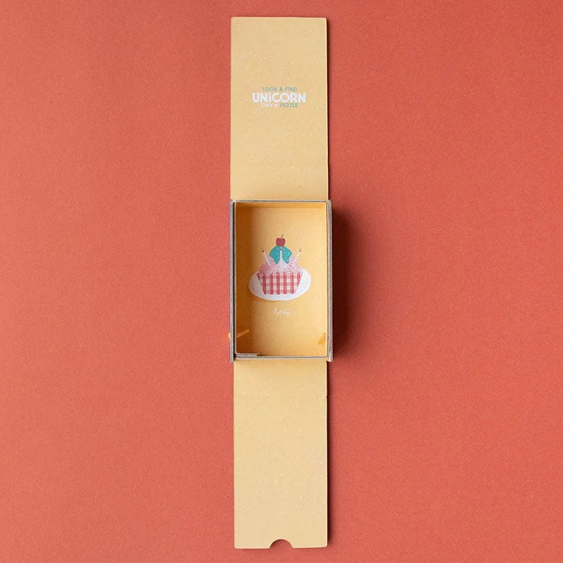 Gelber Karton-Streichholzschachtel mit Cupcake-Motiv und Look & Find Unicorn Text auf Klappe für Unicorn Tiny Puzzle