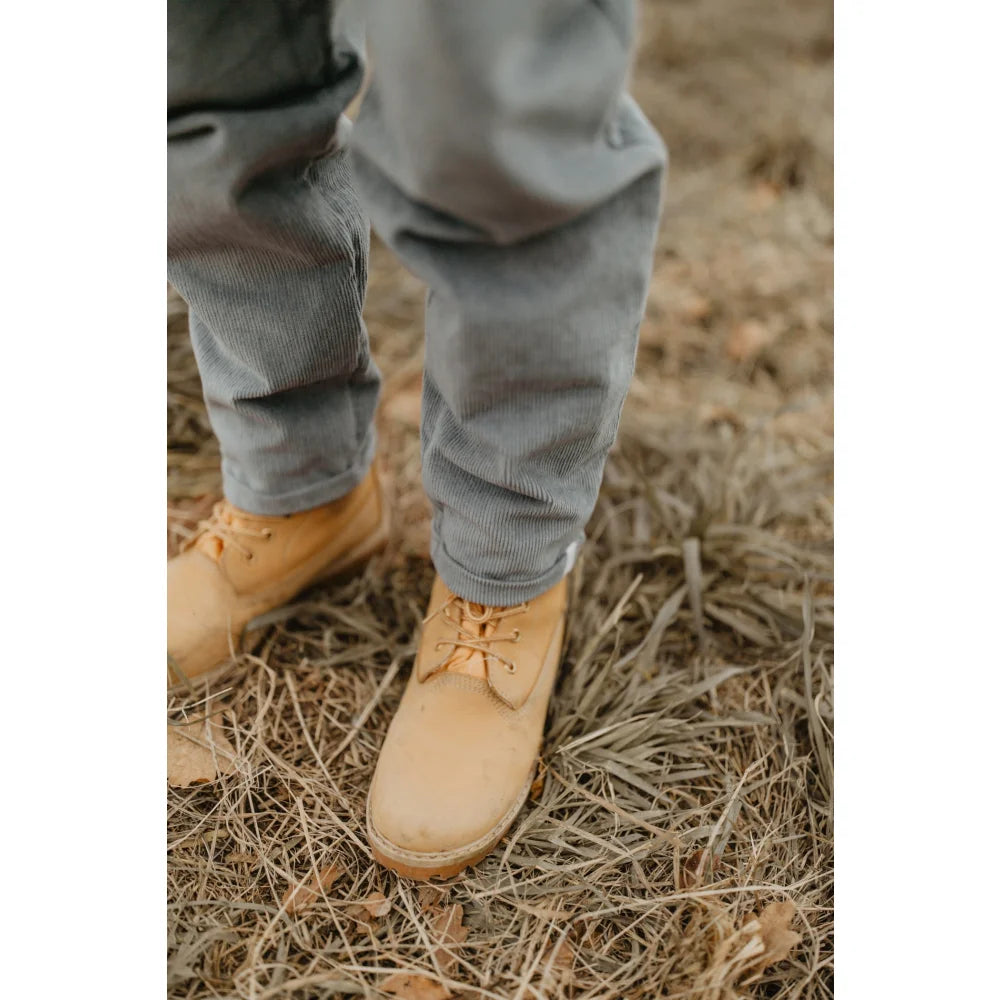 Unisex Cordhose mit Ziernähten in Grau mit Tan Boots für den coolen Look