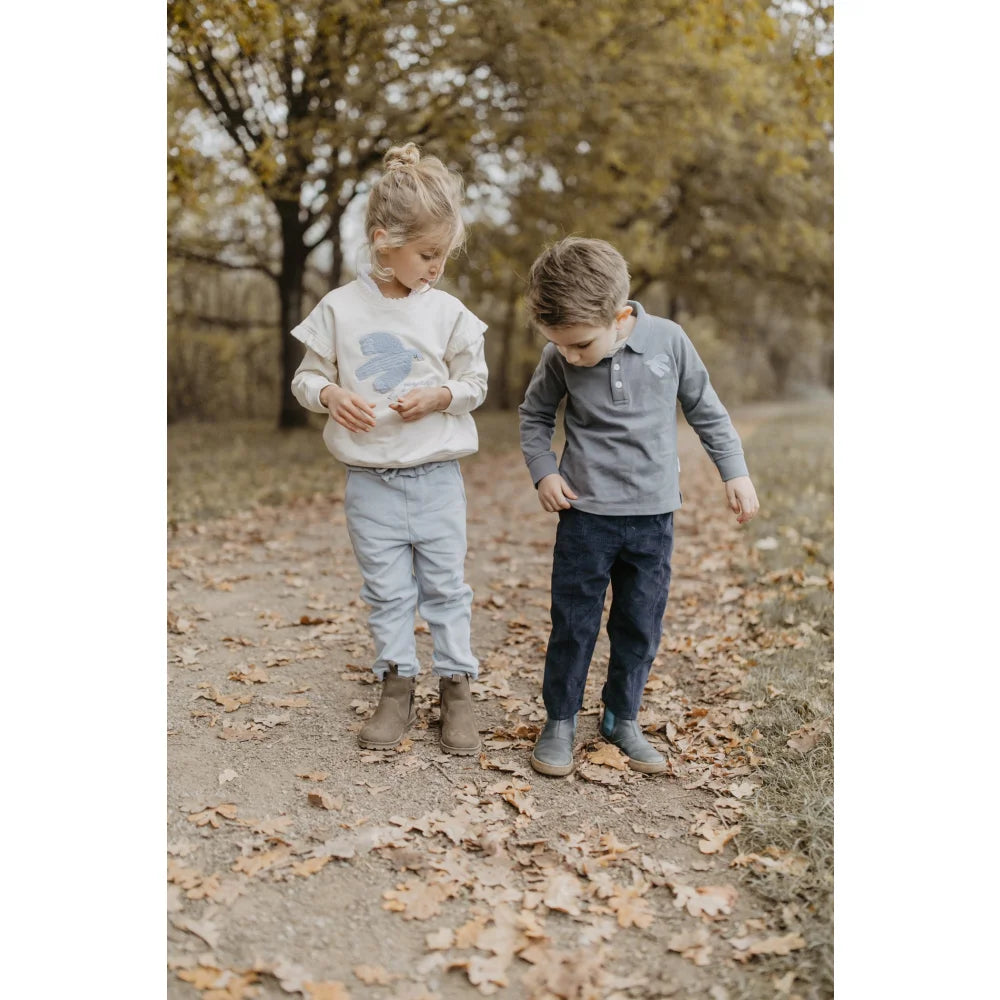 Zwei kleine Kinder in herbstlicher Kleidung tragen Unisex Cordhose in grün oder Navy