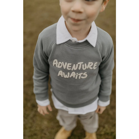 Grauer Unisex Oversized Sweatshirt mit Abenteuer wartet Design, weißem Kragen und Bündchen