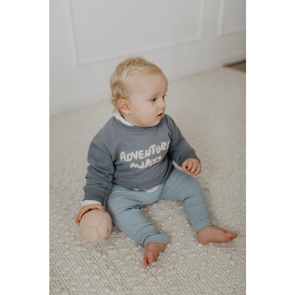 Unisex oversized sweatshirt adventure awaits in grau und weiß aus weicher Baumwolle