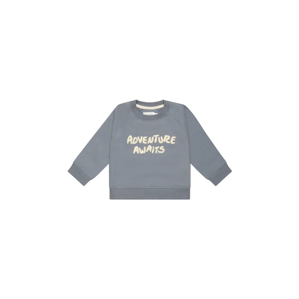 Grauer Unisex Oversized Sweatshirt mit Abenteuer wartet Text in Weiß und Gelb