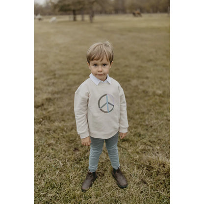 Beige Peace Sign Sweatshirt mit Blue Jeans und Braunen Schuhen für Unisex Oversized Fit