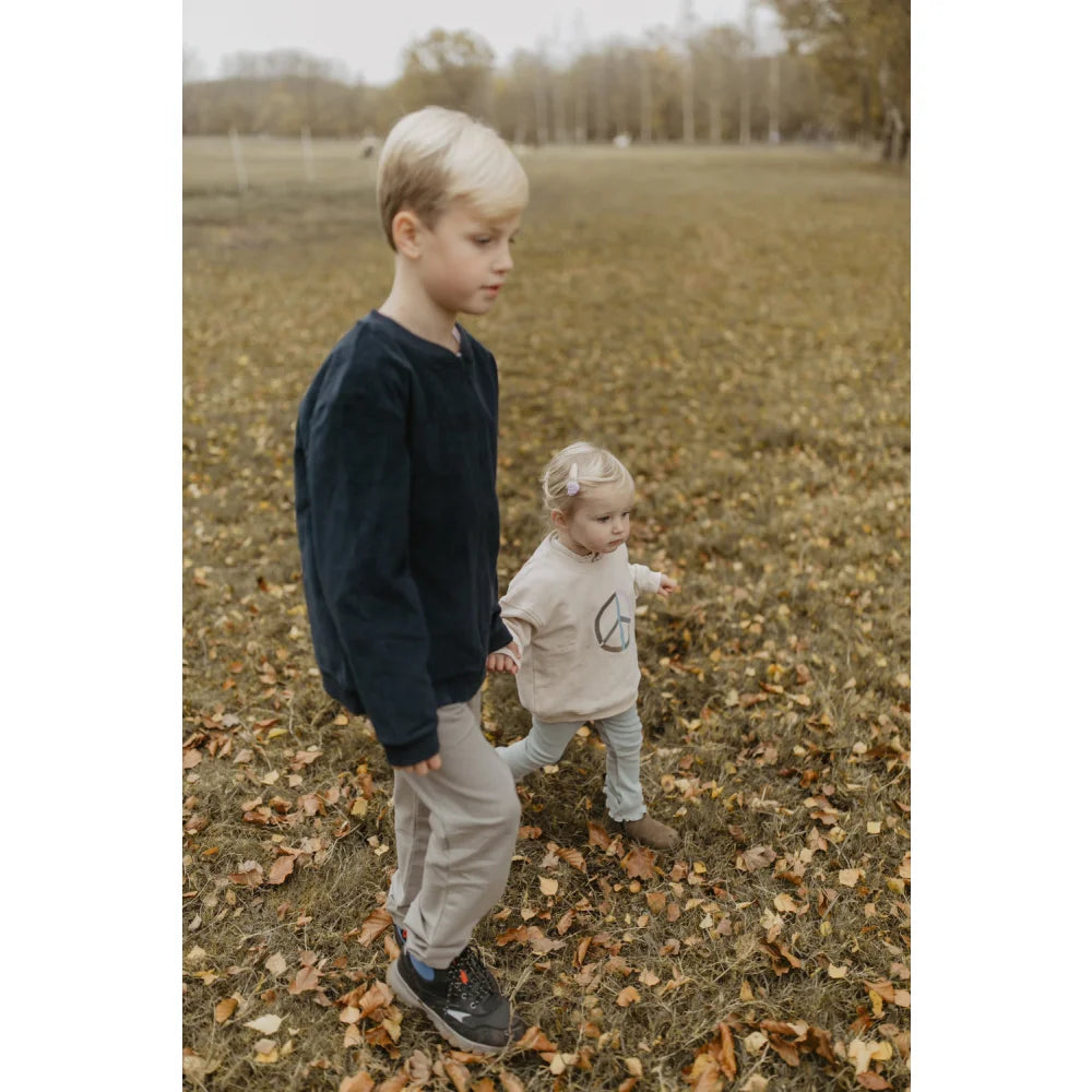 Navyblaues Unisex Oversized Sweatshirt mit Peace-Zeichen, casual getragen