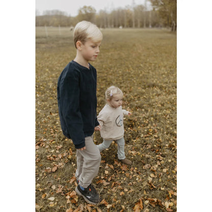 Navyblaues Unisex Oversized Sweatshirt mit Peace-Zeichen, casual getragen