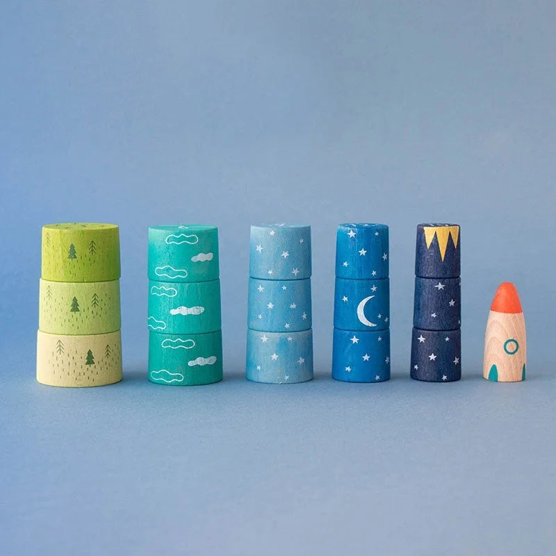 Holzspielzeug-Rakete Up to the Stars mit Pfirsichkörper, oranger Nase und türkisem Fenster