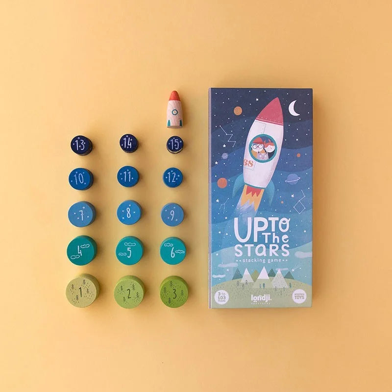 Buntes Holz-Stapelspiel Up to the Stars mit Raketen-Box und nummerierten Scheiben in Blau, Grün und Türkis