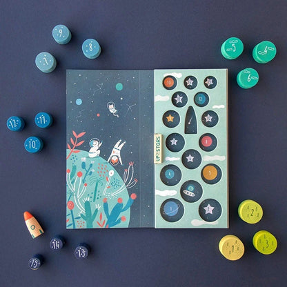 Sternen-Adventskalender Up to the Stars mit bunten Astronauten