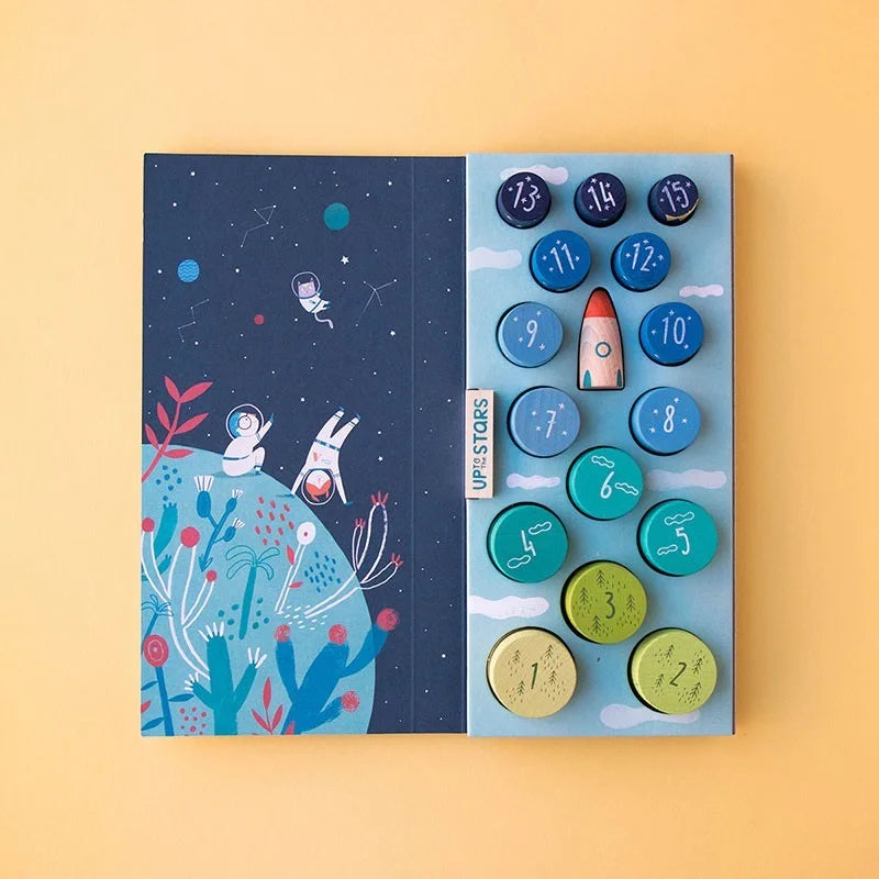 Zauberhafter blauer und türkiser Adventskalender Up to the Stars mit Astronauten, Planeten und Sternen