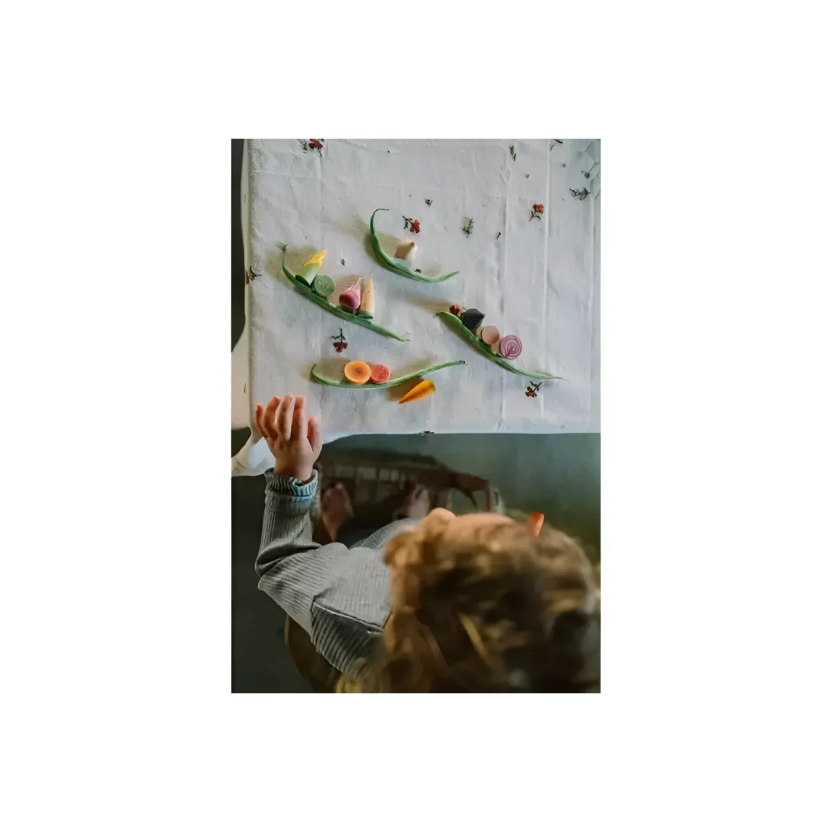 Weiße bestickte tischdecke mit zarten floralen mustern und verstreuten roten beerenmotiven namens veggies