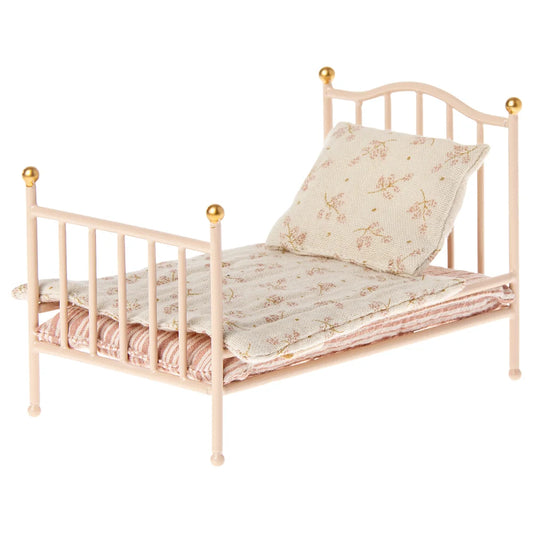 Vintage Metallbett mit Blumendecke und Messingfinialen im Produkt Vintage Bett, Maus | Rose