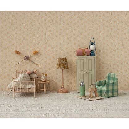 Grün-weißer karierter Sessel Vintage Laterne Maus blau