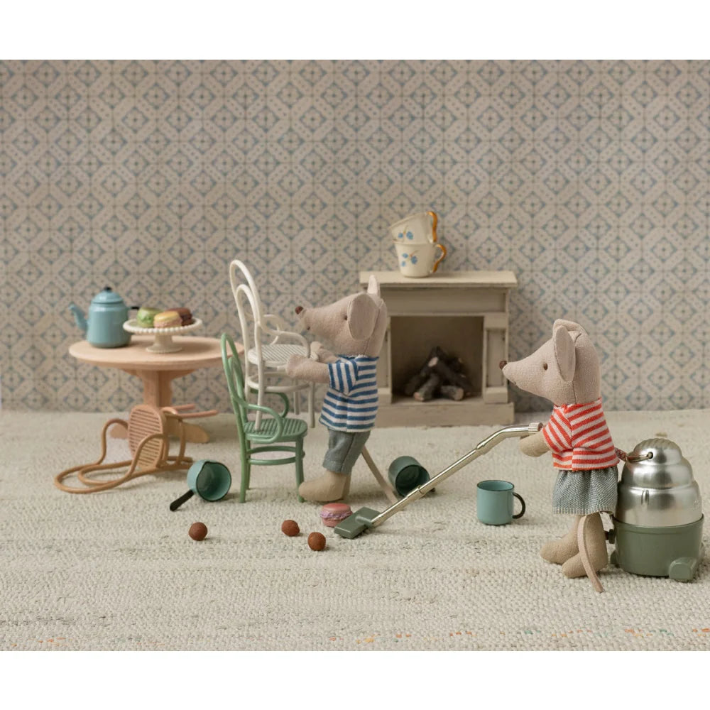 Zwei Plüsch-Mäuse reinigen einen Raum für Vintage Stuhl Maus Creme