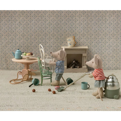 Zwei Plüsch-Mäuse reinigen einen Raum für Vintage Stuhl Maus Creme