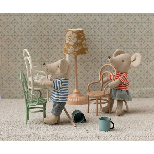 Beige maileg vintage stuhl maus figurine in rotem gestreiftem shirt und grauer hose als geschenk für neugeborene und ökologische baby- & kinderprodukte