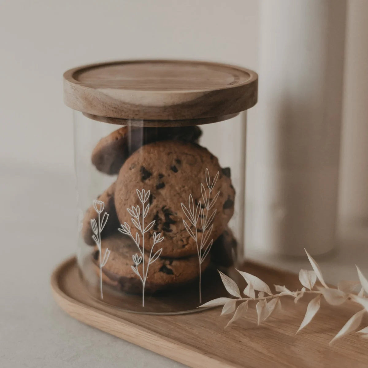 Vorratsglas Blumenwiese 13cm mit Schokoladenkeksen gefüllt