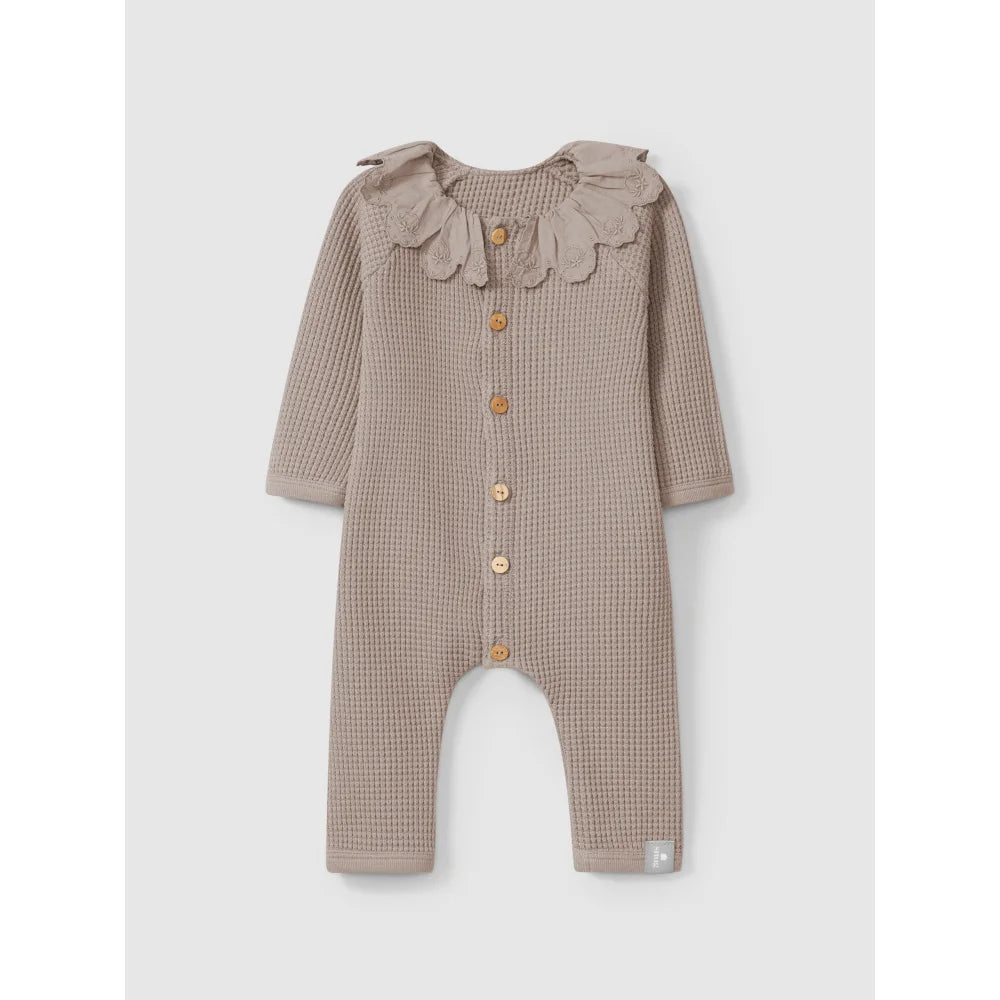 Beige gestrickter Baby-Overall mit Rüschen und Holzknöpfen, Waffel Romper in Mauve