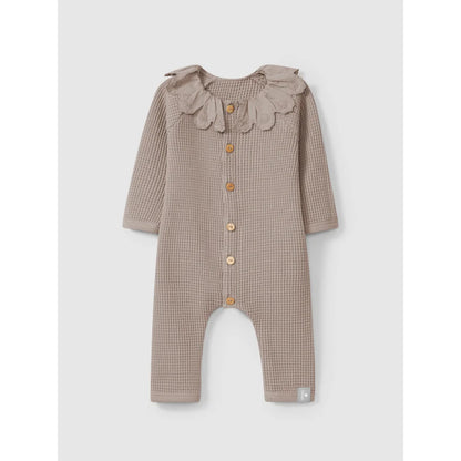 Beige gestrickter Baby-Overall mit Rüschen und Holzknöpfen, Waffel Romper in Mauve