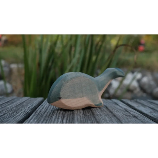 Holzspielzeug Dinosaurier mit blau-grünem Körper und hellem Bauch im Produkt Wal