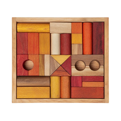 Ein set warmer bunter holzbausteine in natürlichem holztablett ideal für ökologische baby- und kinderprodukte