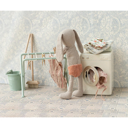 Weicher Plüschhase mit pfirsichfarbenem Rock erhältlich bei Waschmaschine