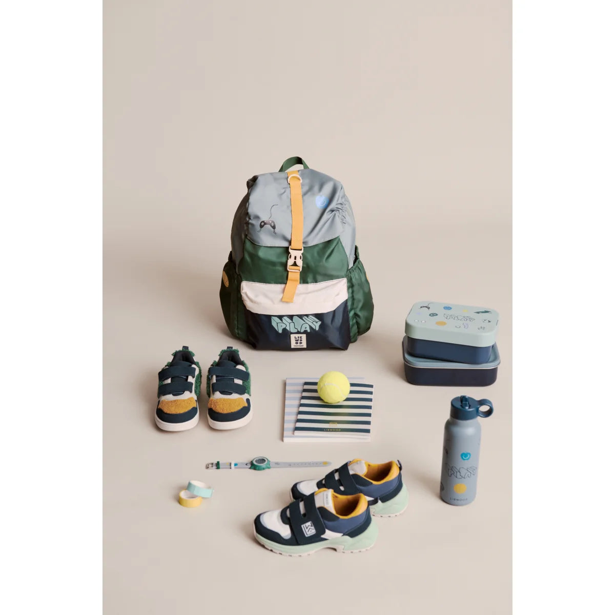 Mehrfarbiger wasserrucksack mit grünem und grauem körper, weißen streifen und gelben trägern für wasserflasche falk 350 ml play dusty peppermint
