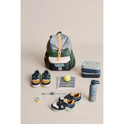 Mehrfarbiger wasserrucksack mit grünem und grauem körper, weißen streifen und gelben trägern für wasserflasche falk 350 ml play dusty peppermint