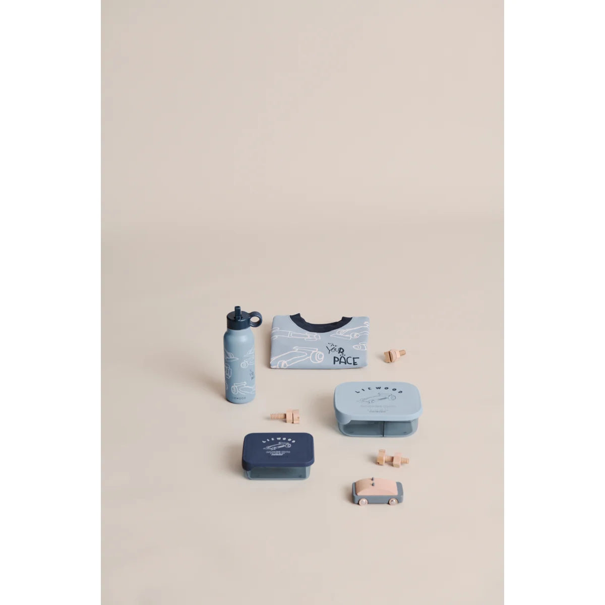 Leichte metallische wasserflasche falk 350 ml in beachblau mit schwarzem schraubverschluss und griff für rennautos