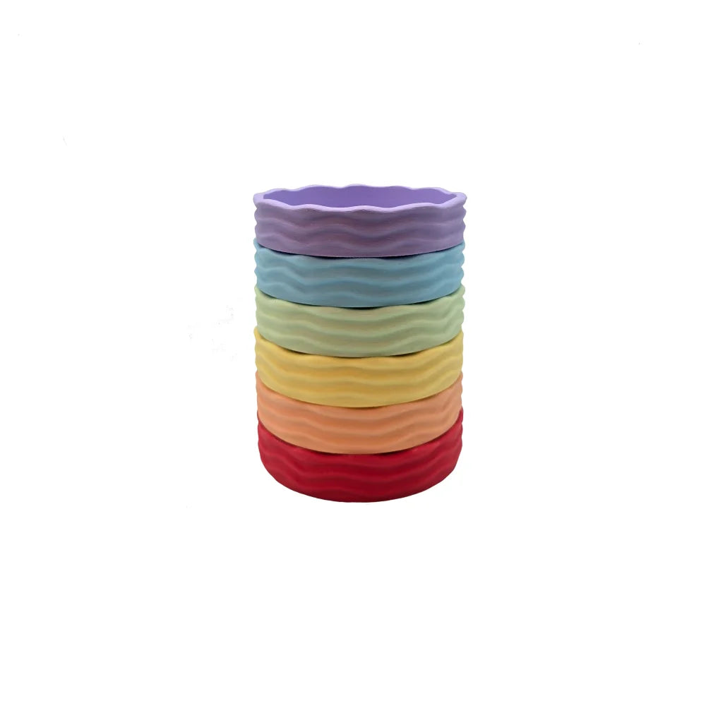 Stack aus sechs bunten, wellenförmigen Keramik-Ramekins im Wave Schalen-Set Pastell
