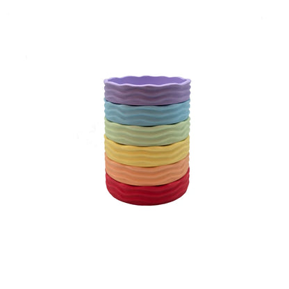 Stack aus sechs bunten, wellenförmigen Keramik-Ramekins im Wave Schalen-Set Pastell