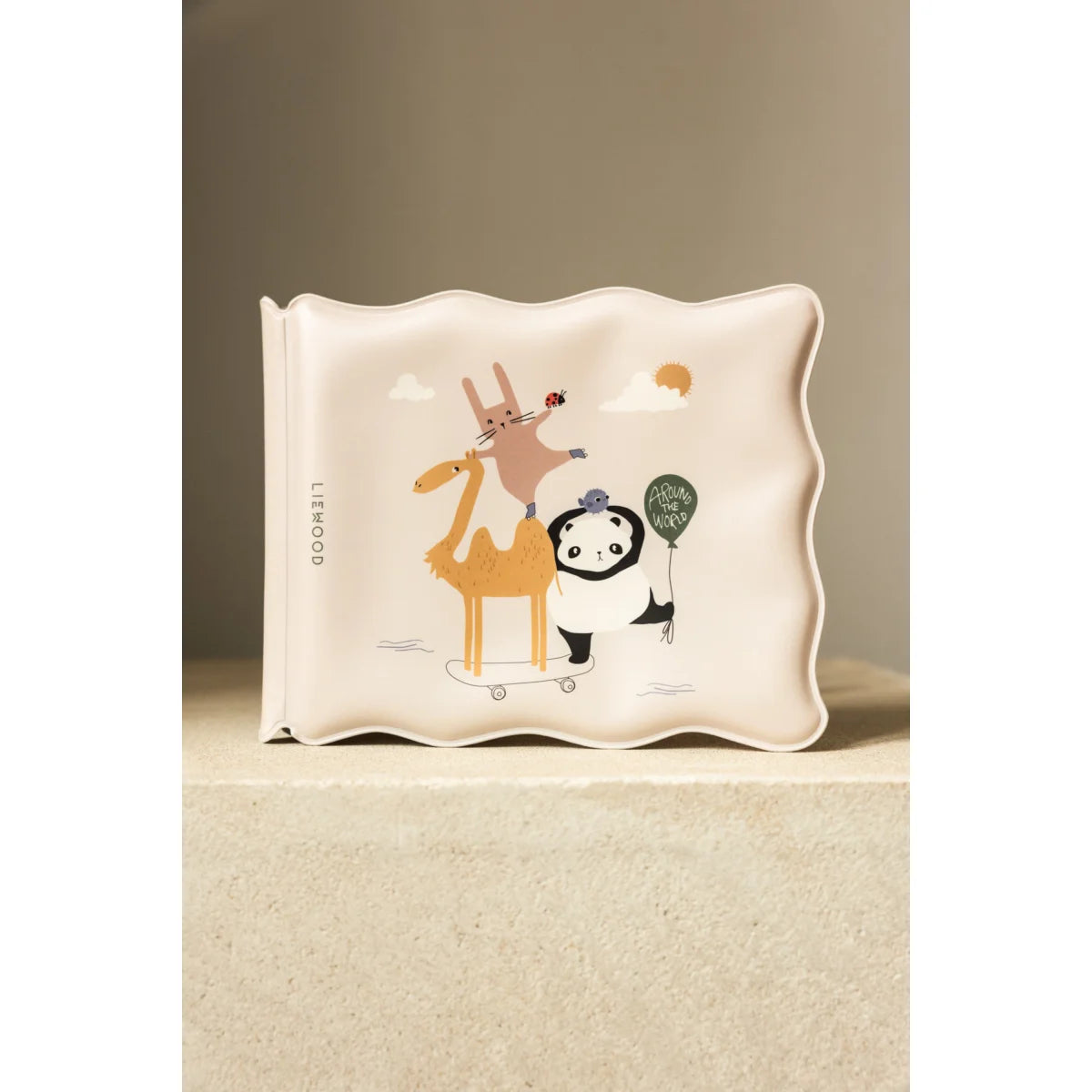 Cremeweißer Keramik-Album mit Tieren auf Skateboard, Panda und Giraffe, Waylon Magic Water Book