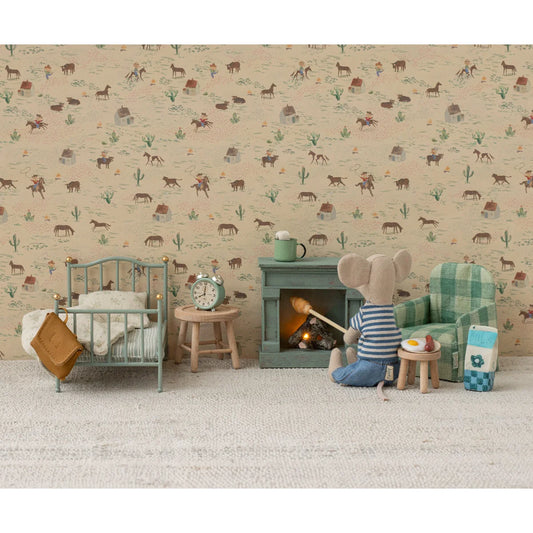 Wecker Maus Minze: Plüschmaus in blau-weiß gestreiftem Hemd vor kleinem grünem Kamin