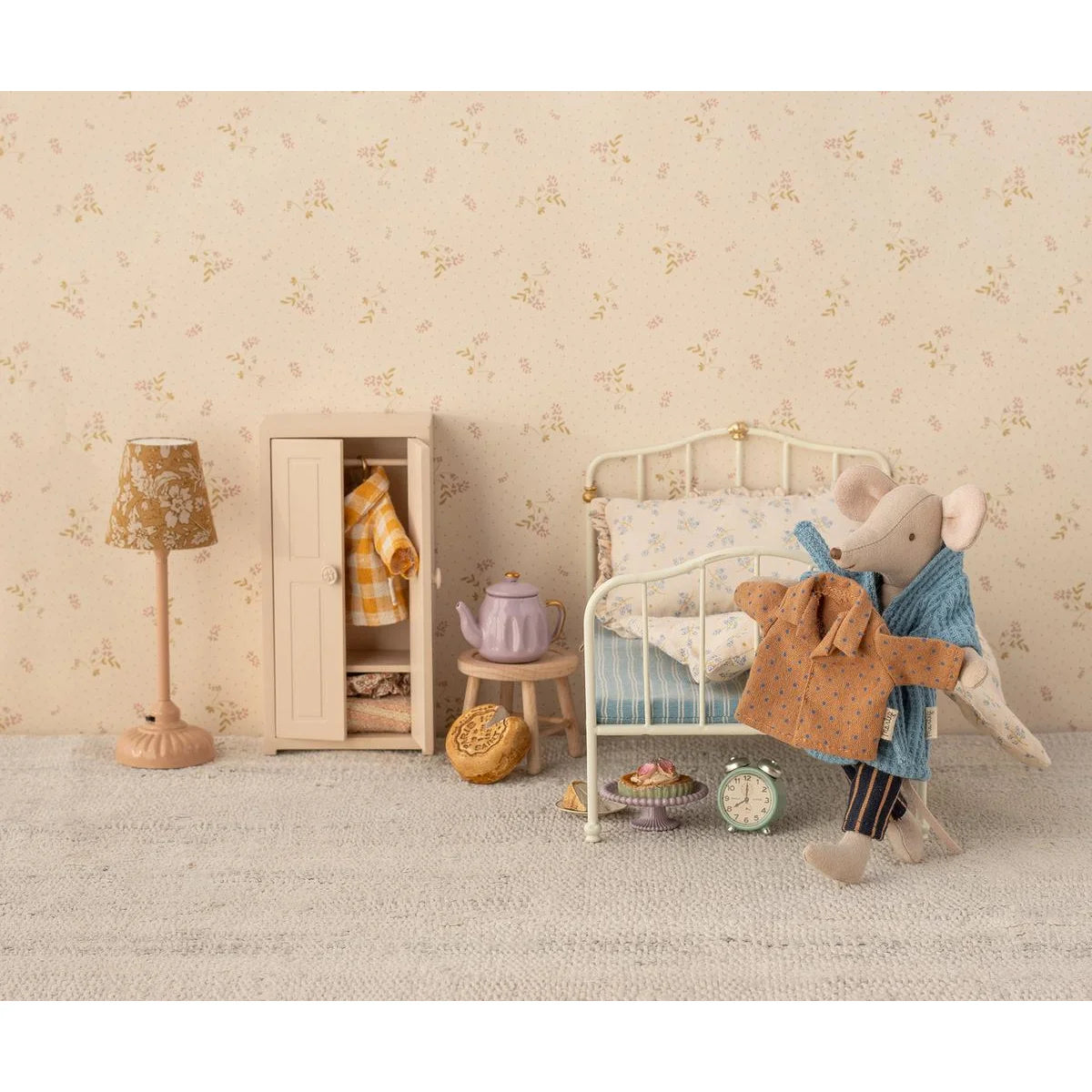 Wecker Maus Minze: Plüschmaus in blauem Strickpullover mit braun gemustertem Mantel