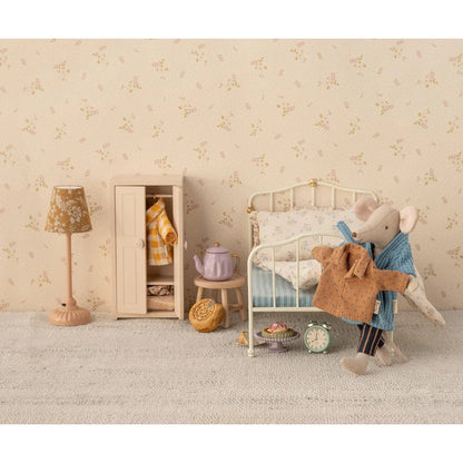 Wecker Maus Minze: Plüschmaus in blauem Strickpullover mit braun gemustertem Mantel